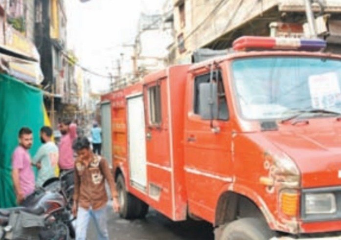 प्लास्टिक की 3 मंजिला दुकान में भड़की आग, लाखों का सामान जलकर खाक 