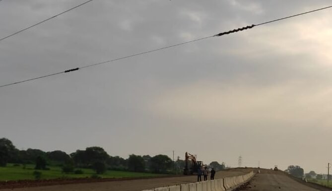 हाईवा की टक्कर से ट्रांसमिशन लाइन हुई क्षतिग्रस्त, 12 घंटे रहा ब्लेकआउट