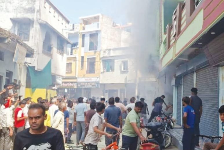 बारूद के ढेर पर बसी थी बस्ती पटाखों में ब्लास्ट से दहशत