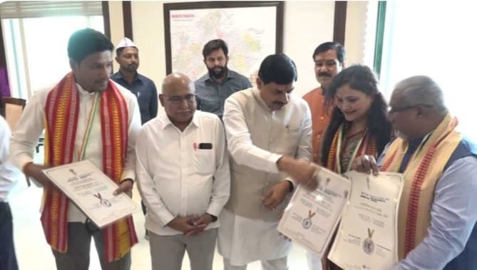 राष्ट्रपति से सम्मानित शिक्षक और ITI के मेधावी प्रशिक्षणार्थियों ने की CM डॉ यादव से भेंट