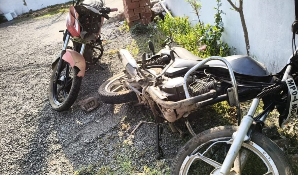 हलाली डेम रोड पर दो मोटरसाइकिलों की आमने-सामने टक्कर, पांच लोग घायल