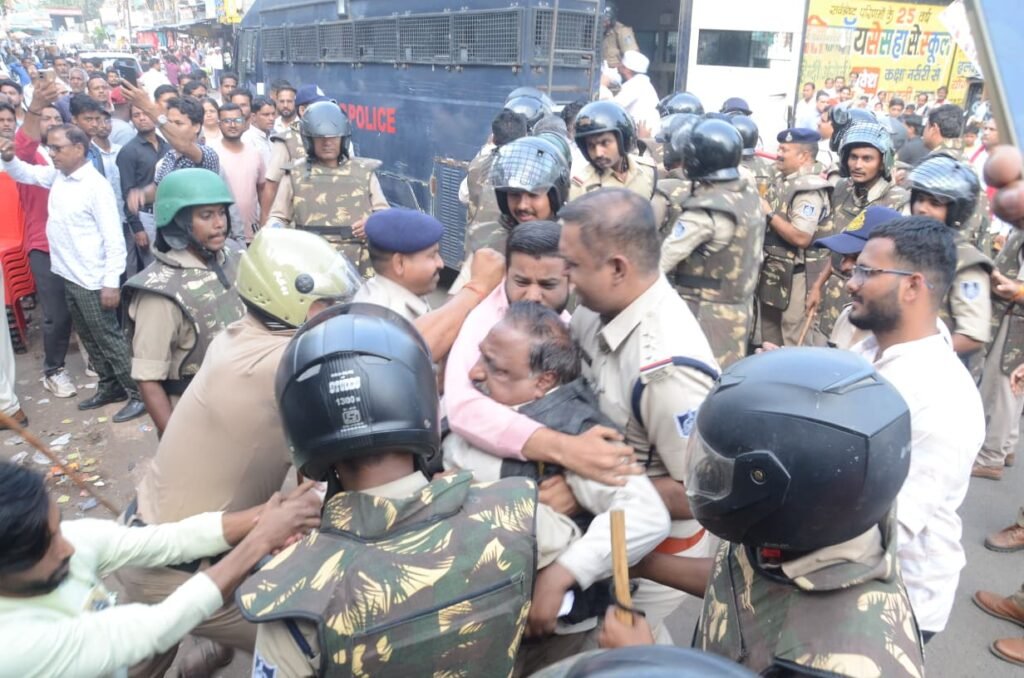 नई कमेटी का विरोध , कांग्रेस पार्षदों समेत 16 हिरासत में 