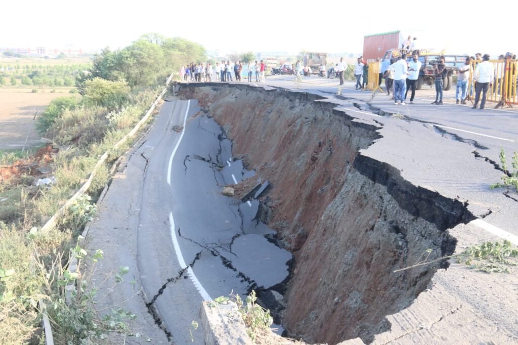 सूखी सेवनिया में ROB की धंसी सड़क, अधिकारियों ने शुरु की जांच 