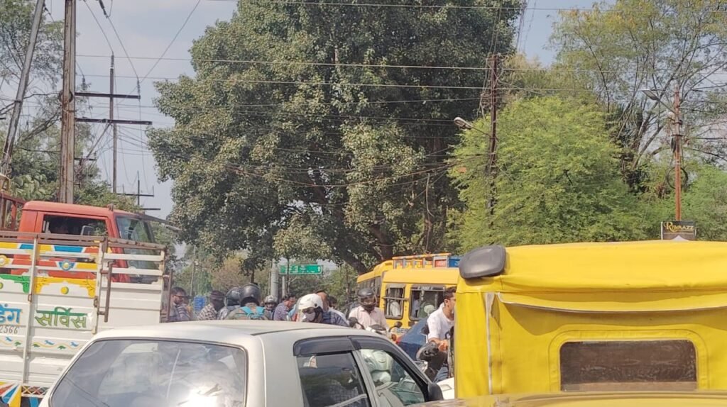 शहर की सड़कों पर देर शाम तक लगा रहा जाम