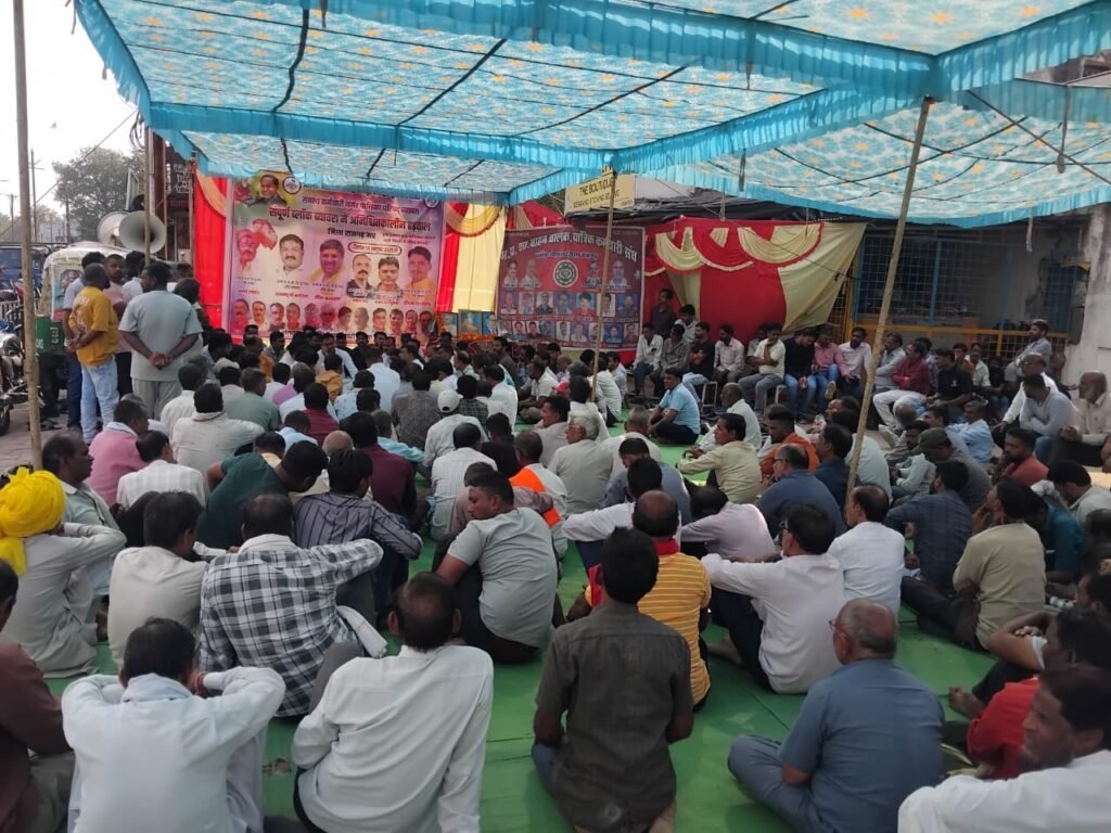 हड़ताल से ठप्प हुई सफाई, पेयजल व्यवस्था