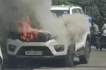 खड़ी कार में अचानक लगी आग, टला बडा हादसा