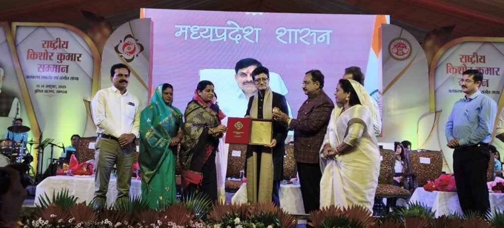 2024 के किशोर सम्मान से प्रसिद्ध गीतकार प्रसून जोशी को नवाजा