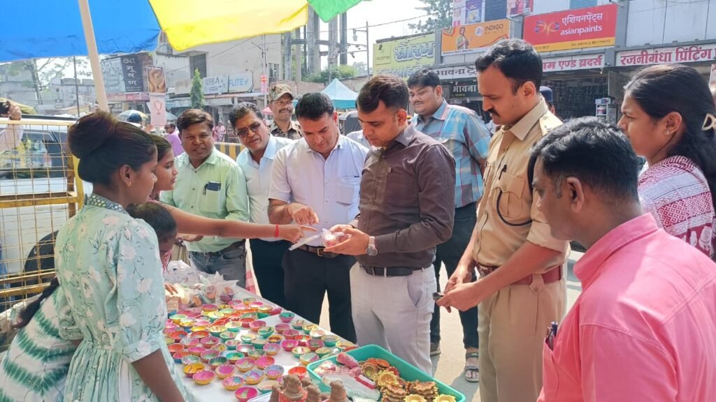 कलेक्टर और एसपी ने खरीदे मिट्टी-गोबर के दीये, माटीशिल्पियों को मिला प्रोत्साहन