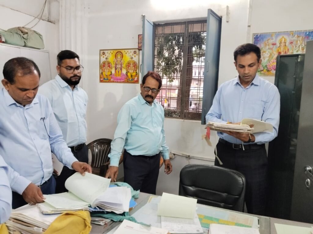 निगम आयुक्त कार्यालय का निरीक्षण करने पहुंचे तो नदारत मिले कर्मचारी, थमाई नोटिस