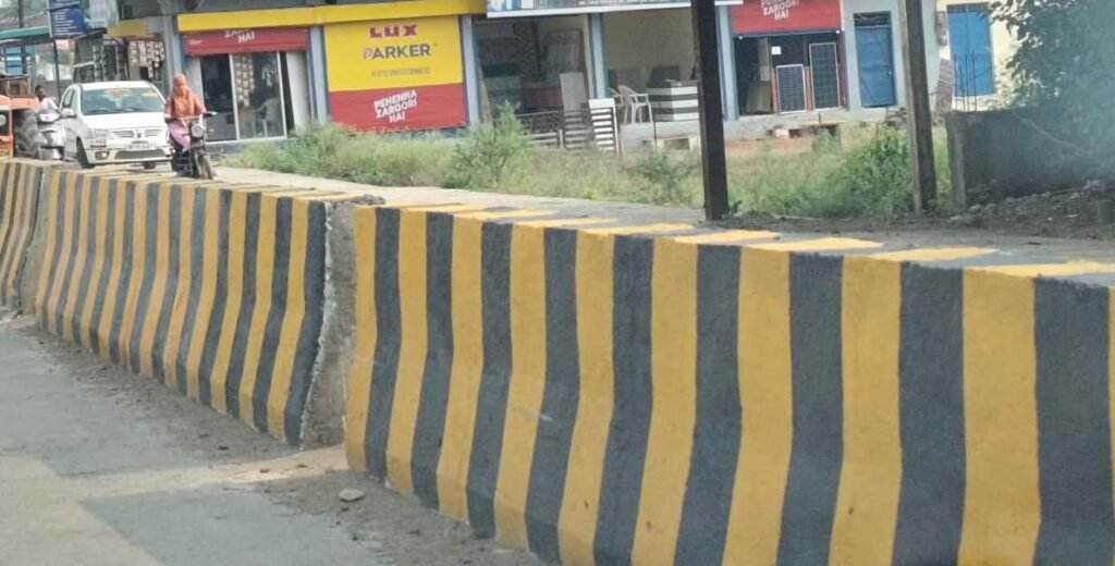 सड़कों के बीच में ऊँचे डिवाइडरों के निर्माण पर रोक
