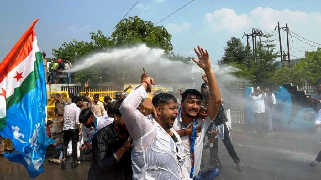 NSUI के प्रदर्शन पर पुलिस ने चलाया वाटर कैनन