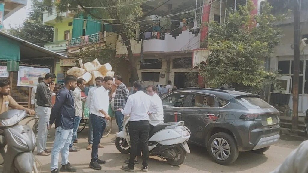 सफाई कर्मचारी नेता महेश आर्य के घर की नापजोख, 1500 वर्ग फुट कब्जे का आरोप