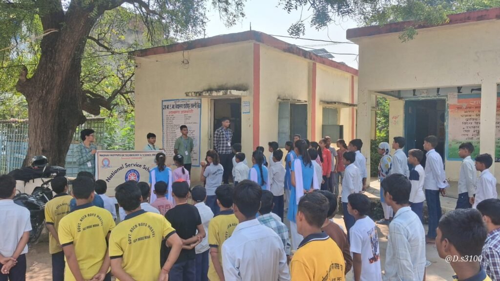 एनएसएस स्वयंसेवकों का थाटीपुर स्कूल में पोषण थाली पर किया जागरूक