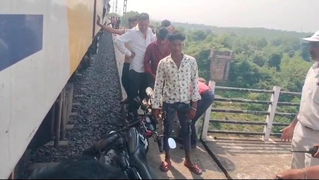 ग्वारीघाट रेलवे पुल पर टला हादसा, बाइक सवार की ट्रेन से टक्कर; बाल-बाल बची जान