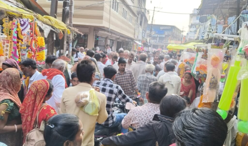 धनतेरस पर चमका बाजार, ग्राहकों की भीड़ से बाजार में रही रौनक