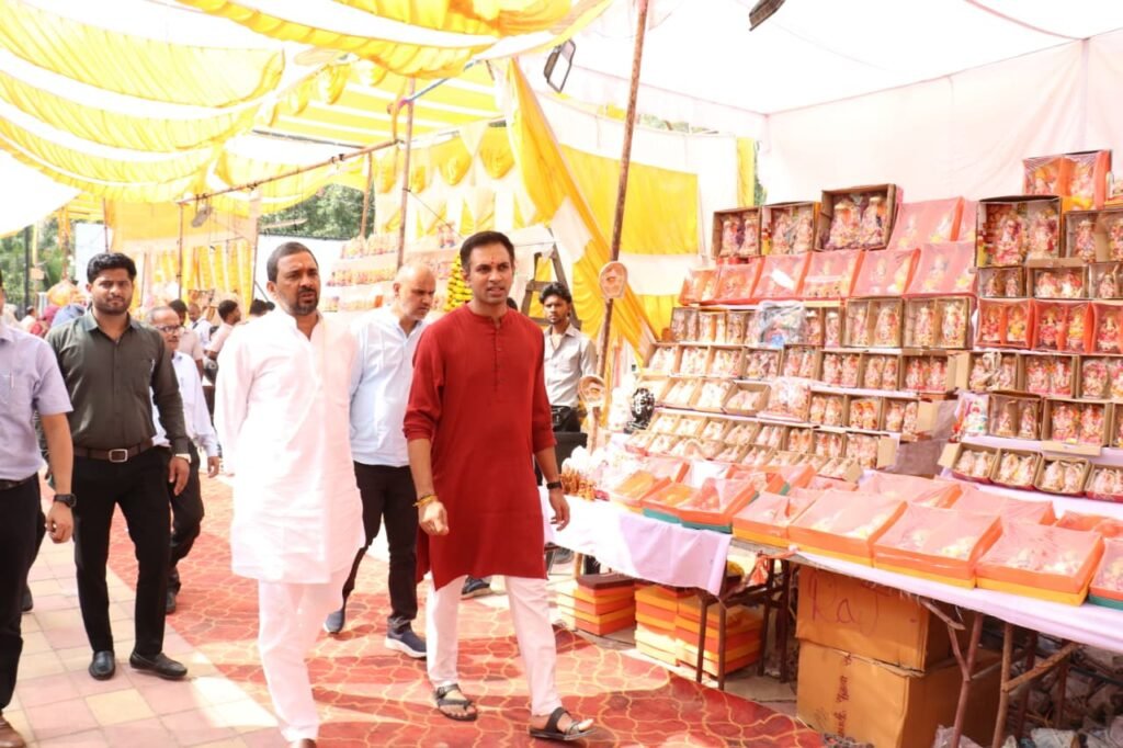 पद्मधर पार्क में हाट बाजार का निरीक्षण करने पहुंचे महापौर और निगम आयुक्त