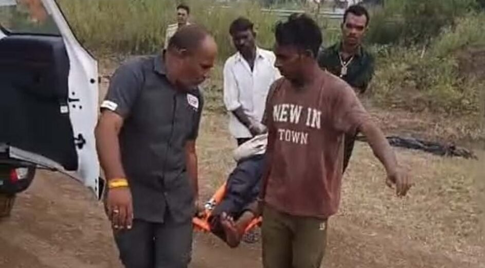 चलती ट्रेन से गिरकर यात्री गंभीर घायल