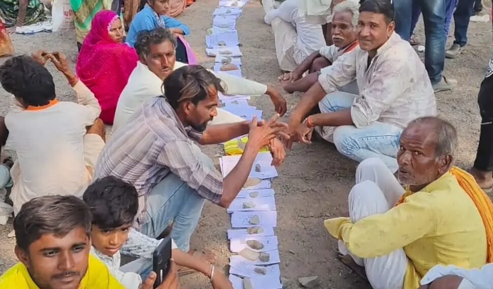 खाद के लिए सुबह से लग रही लम्बी कतारें