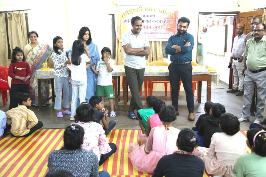 कलेक्टर ने संजीवनी आश्रम पहुंचकर बच्चों के साथ मनाई दिवाली