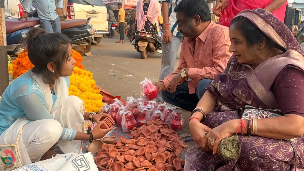 वोकल फॉर लोकल के तहत नपाध्यक्ष सविता गुप्ता ने की स्थानीय सामानों की खरीदी