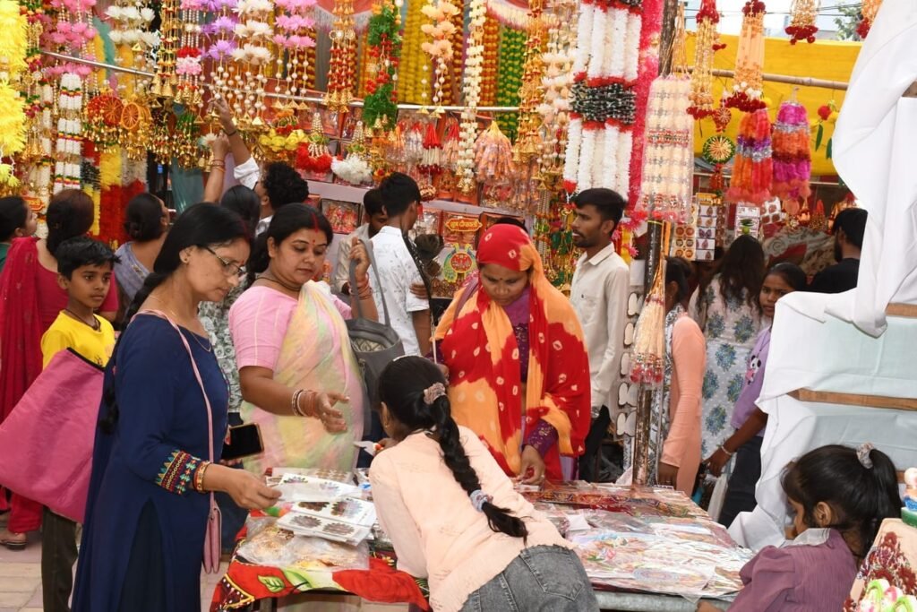 दीपावली खरीददारी के लिये बाजार में उमड़ी भीड़