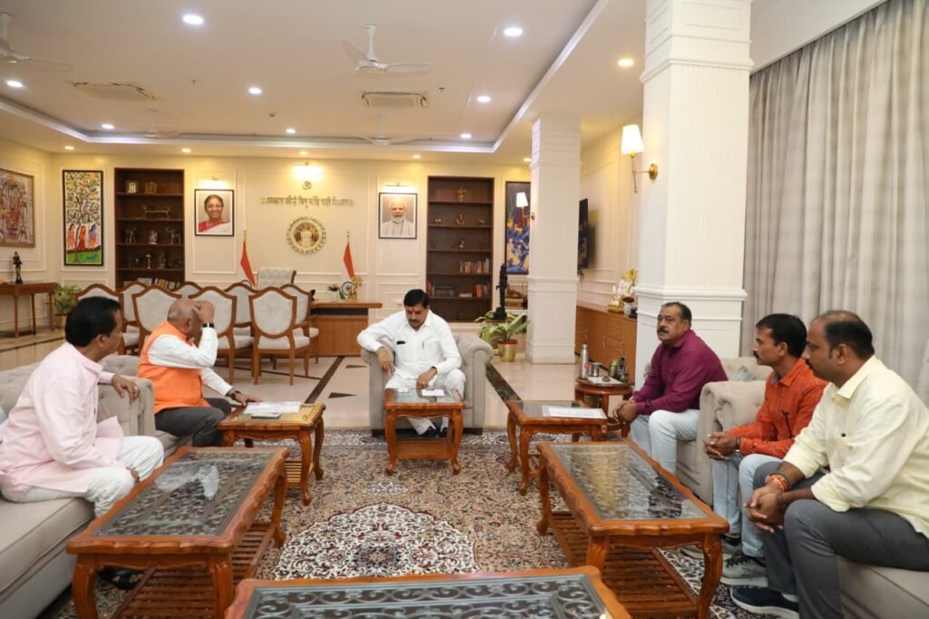 मुख्यमंत्री डॉ. यादव ने दिवंगत उदित गायकी के परिजनों से की मुलाकात