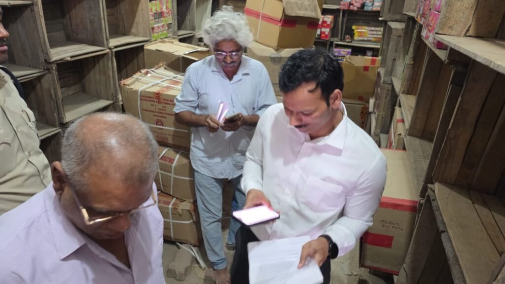 पटाखा विक्रेता रमेश ताले वाले की दुकान के समीप गोदाम सील