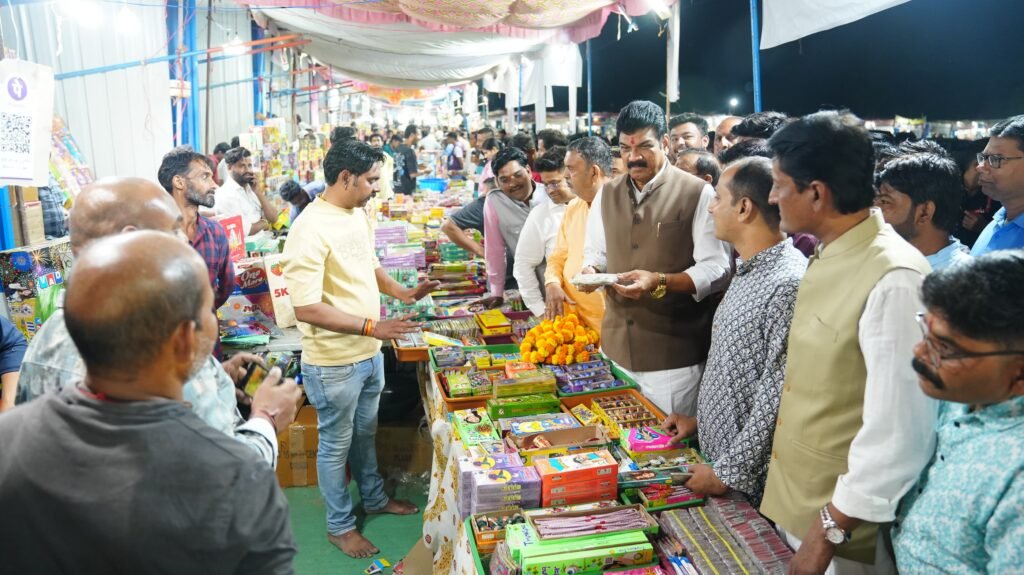 मंत्री राजपूत ने किया बाजार का भ्रमण, स्वदेशी व स्थानीय वस्तुओं को खरीदने की अपील