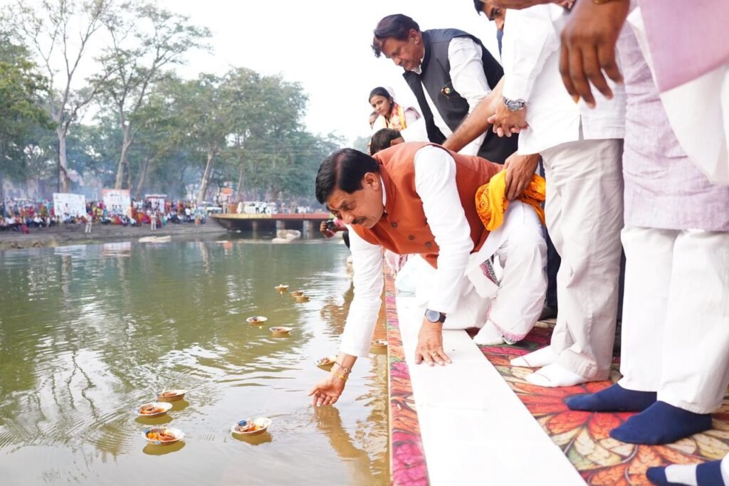 चित्रकूट के पंचवटी घाट पर सीएम ने किया दीपदान