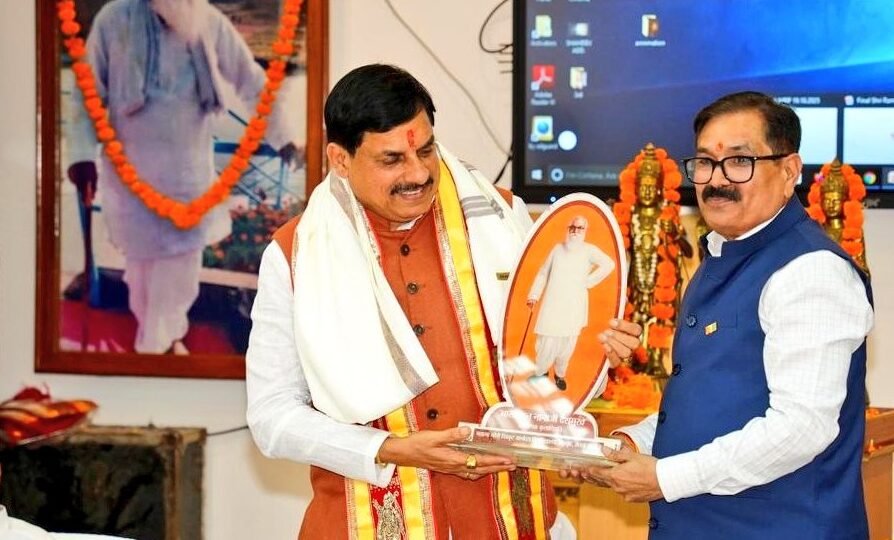 कुलगुरु प्रो भरत मिश्रा ने सीएम डॉ यादव को नाना जी स्मृति चिन्ह भेंट किया