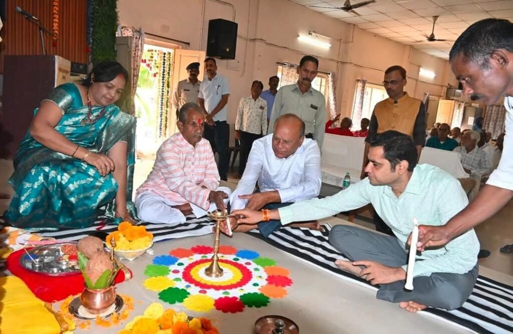 कलेक्टर ने वृद्धाश्रम में वृद्धजनों के साथ मनाई दीपावली