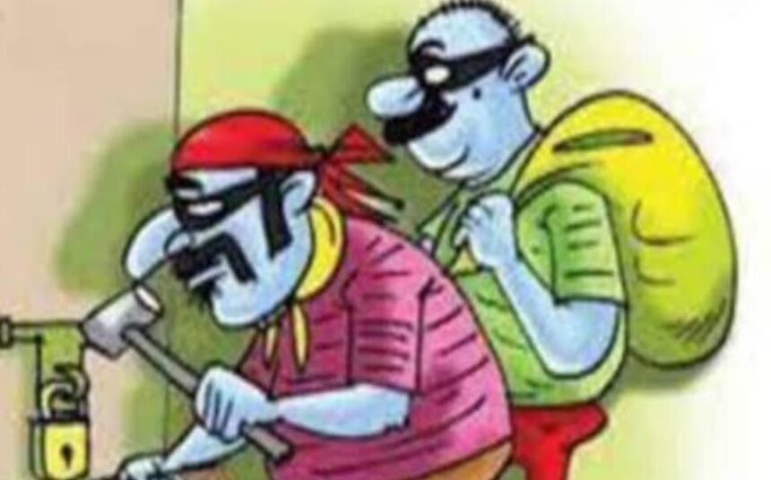 आफिस का ताला तोड़कर जेवर, नगदी ले गए चोर