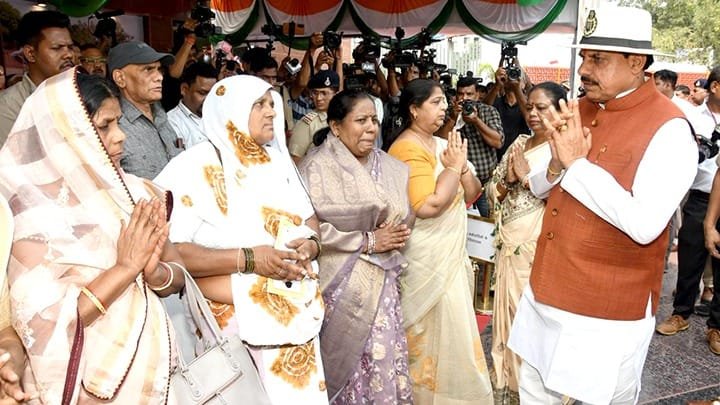 सीएम डॉ यादव ने पुलिस शहीदों के परिजनों से भेंट कर दी श्रद्धांजलि, उनका बलिदान हर जवान के लिए है प्रेरणा