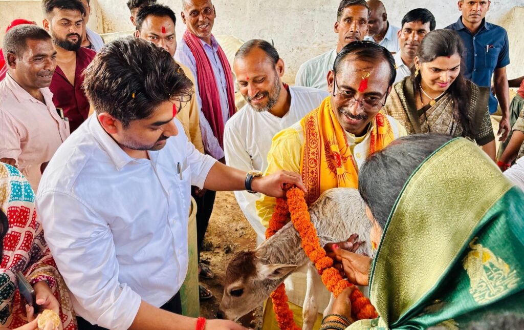 गोवर्धन पूजा: गौ माताओं को खिलाए गुड़, चना और पूड़ी, गौशाला परिसर में वृक्षारोपण