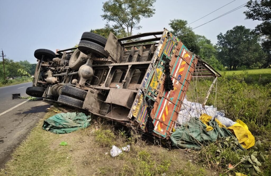 बाइक को बचाने के चक्कर में लहसुन से भरा ट्रक पलटा, हादसा टला