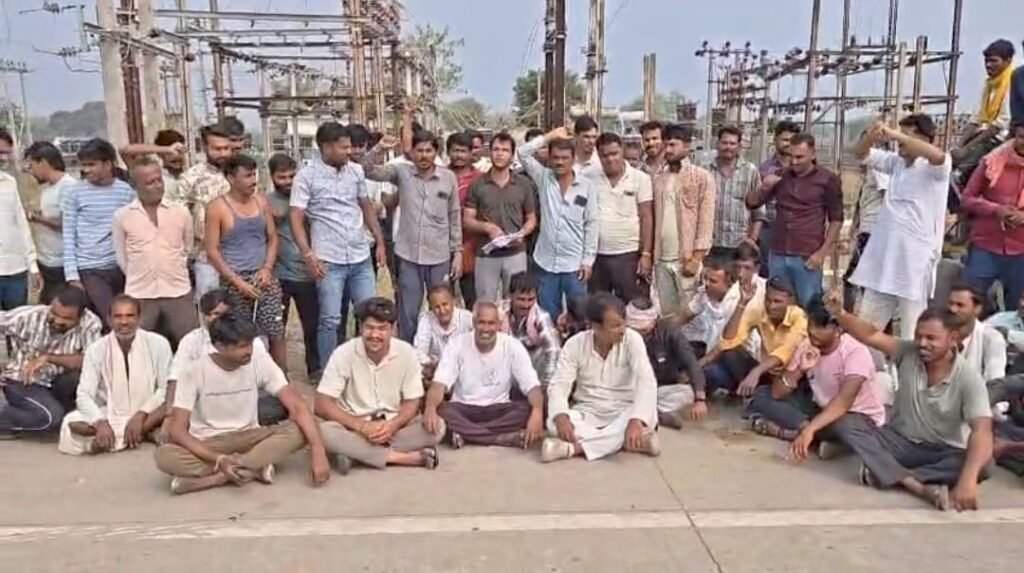घंटों बिजली कटौती से त्रस्त ग्रामीणों ने सिलपटी ग्रिड का किया घेराव, तीन दिन में सुधार का आश्वासन