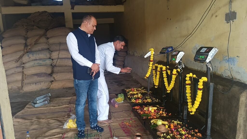 करोंद गल्ला मंडी में दीपावली बाद मुहूर्त पूजा के साथ खरीदारी शुरू