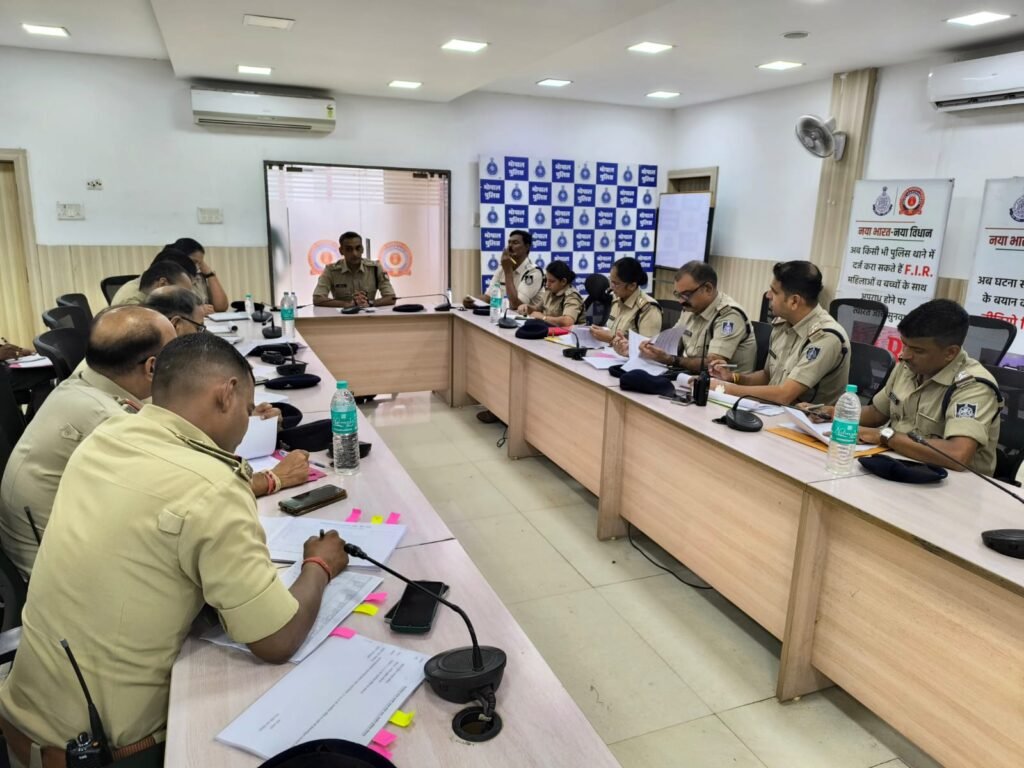 DCP जोन-1 की अपराध समीक्षा बैठक: लंबित मामलों के शीघ्र निराकरण और आदतन अपराधियों पर करो कार्रवाई 