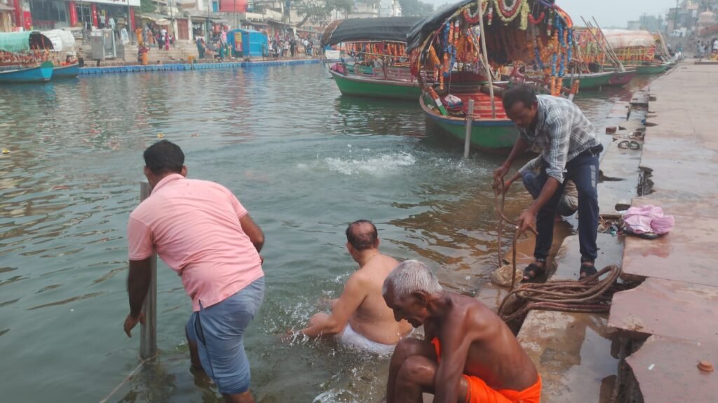 दीपावली मेले के अवसर पर चित्रकूट के सार्वजनिक स्थलों पर निरंतर हो रही सफाई