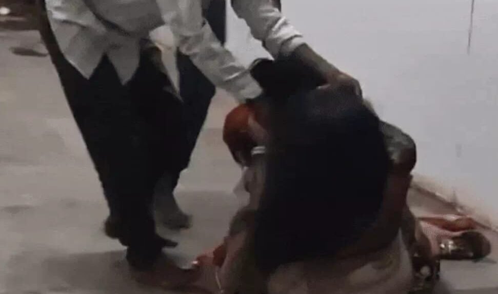 जिला अस्पताल में विवाद: दो महिलाओं की मारपीट का वीडियो वायरल