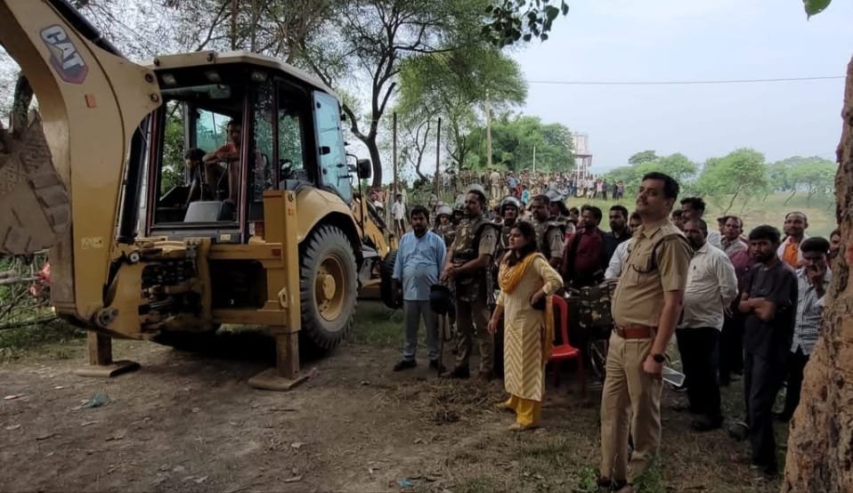 हाईकोर्ट के आदेश पर डिहुली तालाब में अतिक्रमण हटाने की कार्रवाई शुरू