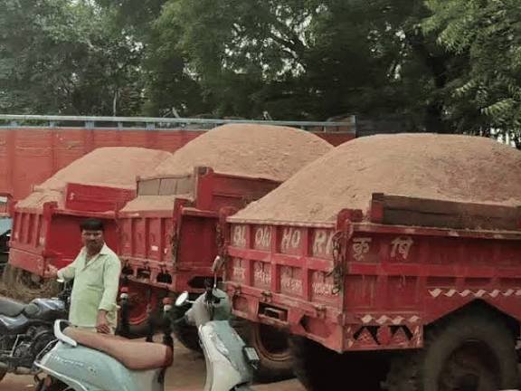 थाने से रेत माफिया दिनदहाड़े ले गए तीन ट्रैक्टर