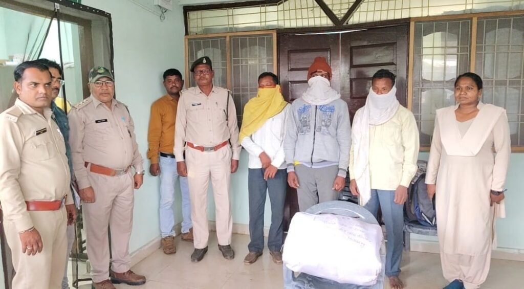 बाघ की खाल के साथ तीन शिकारी गिरफ्तार, वन विभाग की बड़ी सफलता