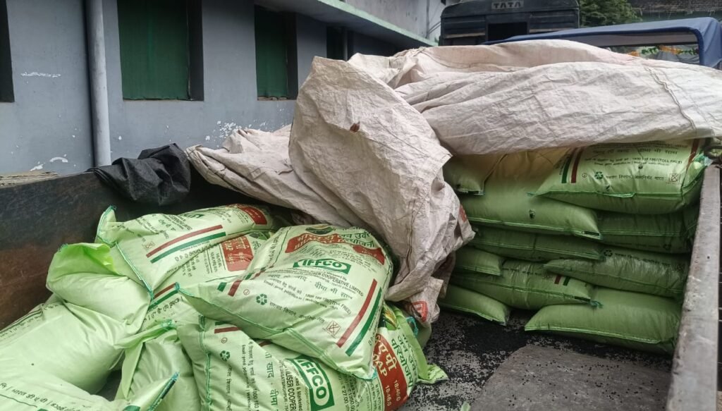 मुढिया में ट्रेक्टर ट्राली से नकली डीएपी खाद जब्त