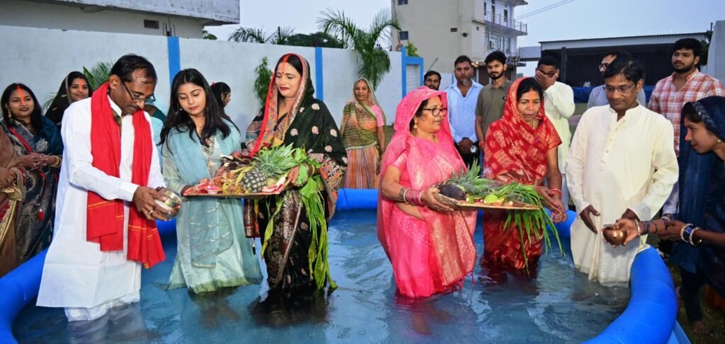 सूर्य उपासना के पर्व छठ से गूंजे सिंगरौली के घाट