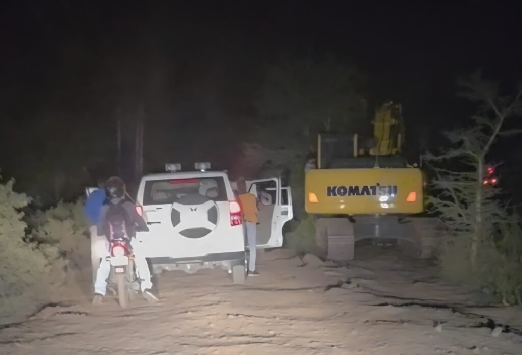 चिखली खुर्द में अवैध खनन करते तीन डंपर और एक पोकलेन जप्त