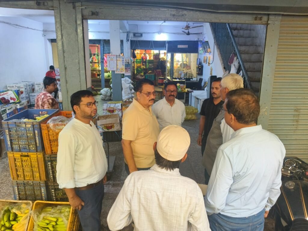 बकाया राशि जमा न करने पर चार दुकानो में तालाबंदी