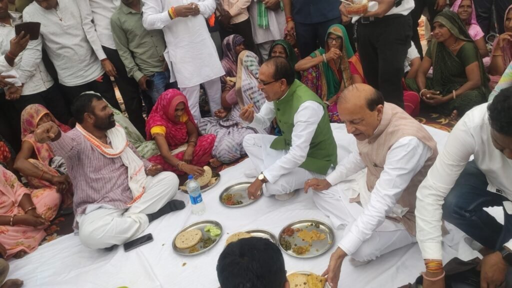 भैरूंदा में आदिवासियों का ऐतिहासिक प्रदर्शन,आदिवासियों के हक से समझौता नहीं होगा: शिवराज