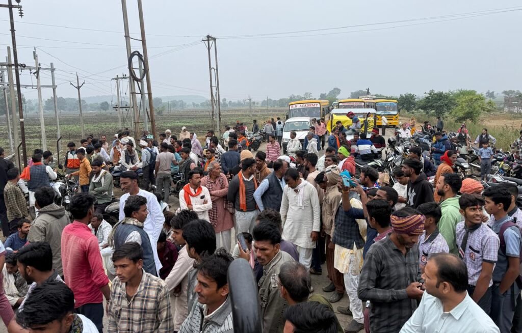 चक्काजाम: बिजली नहीं मिलने पर रोका स्टेट हाईवे, स्कूल, यात्री बसें जाम में फंसने से लोग हुए परेशान