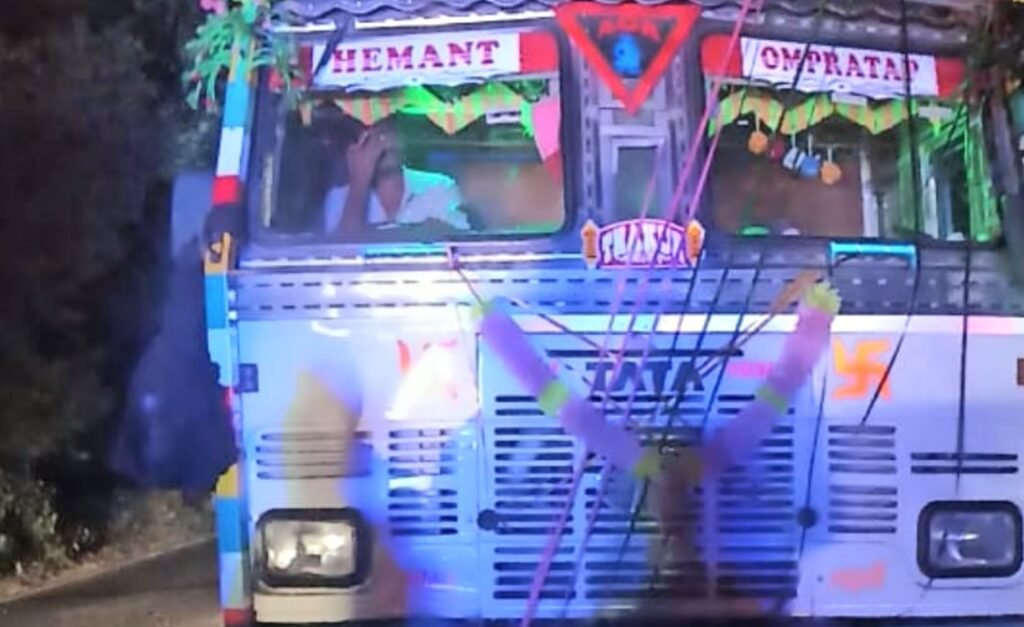 तेज़ रफ़्तार ट्रक ने कार में मारी टक्कर, दंपत्ति बाल-बाल बचे, ट्रक जब्त